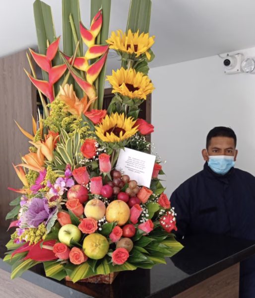 Arreglo de flores a Domicilio Bogotá – Flores con frutas